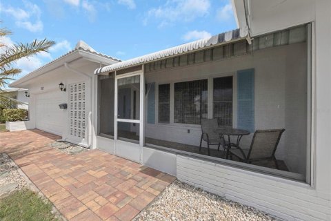 House in Pinellas Park, Florida 2 bedrooms, 160.35 sq.m. № 2110244 - photo 11