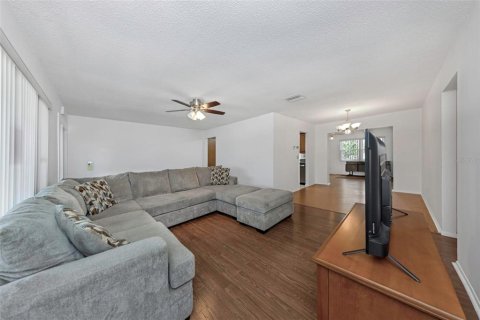 House in Pinellas Park, Florida 2 bedrooms, 160.35 sq.m. № 2110244 - photo 18