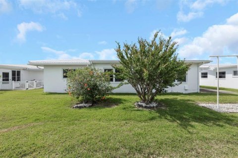 House in Pinellas Park, Florida 2 bedrooms, 160.35 sq.m. № 2110244 - photo 9