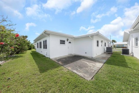 House in Pinellas Park, Florida 2 bedrooms, 160.35 sq.m. № 2110244 - photo 10