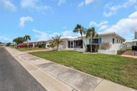 House in Pinellas Park, Florida 2 bedrooms, 160.35 sq.m. № 2110244 - photo 2