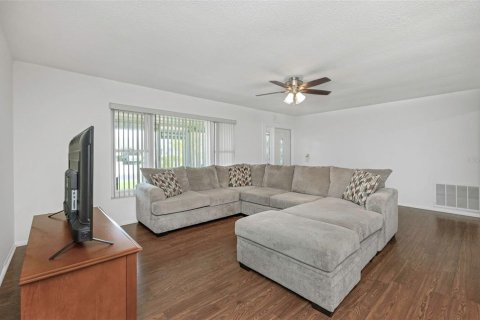 House in Pinellas Park, Florida 2 bedrooms, 160.35 sq.m. № 2110244 - photo 17