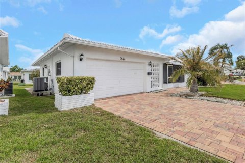 House in Pinellas Park, Florida 2 bedrooms, 160.35 sq.m. № 2110244 - photo 5