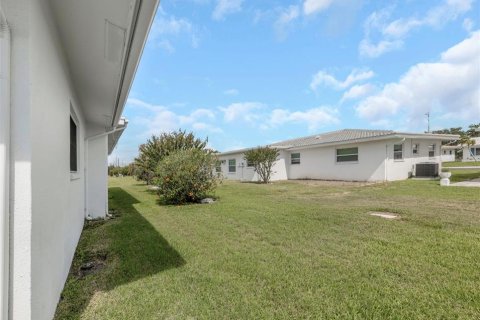 House in Pinellas Park, Florida 2 bedrooms, 160.35 sq.m. № 2110244 - photo 7