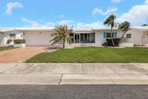 House in Pinellas Park, Florida 2 bedrooms, 160.35 sq.m. № 2110244 - photo 3