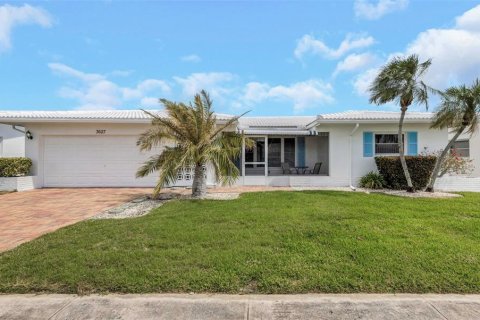 House in Pinellas Park, Florida 2 bedrooms, 160.35 sq.m. № 2110244