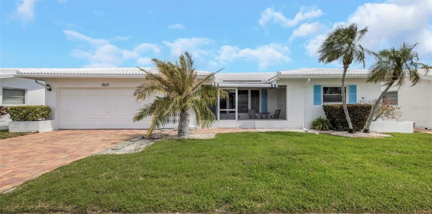 House in Pinellas Park, Florida 2 bedrooms, 160.35 sq.m. № 2110244