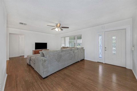 House in Pinellas Park, Florida 2 bedrooms, 160.35 sq.m. № 2110244 - photo 16