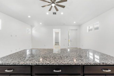 House in Stuart, Florida 3 bedrooms, 164.62 sq.m. № 2169410 - photo 12