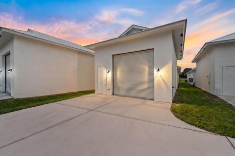 House in Stuart, Florida 3 bedrooms, 164.62 sq.m. № 2169410 - photo 3