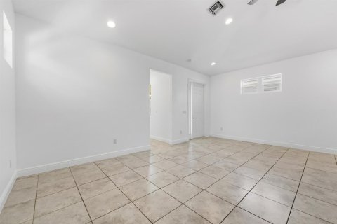 House in Stuart, Florida 3 bedrooms, 164.62 sq.m. № 2169410 - photo 16