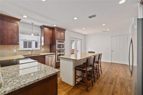 Villa ou maison à louer à Tampa, Floride: 4 chambres, 244.61 m2 № 1789320 - photo 11