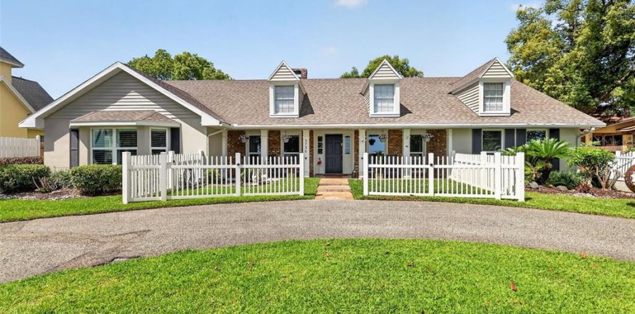 House in Mount Dora, Florida 3 bedrooms, 231.7 sq.m. № 2212229