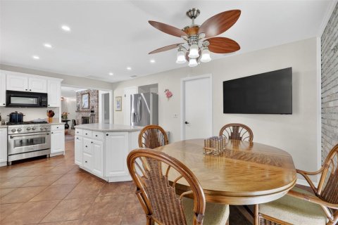 House in Mount Dora, Florida 3 bedrooms, 231.7 sq.m. № 2212229 - photo 25