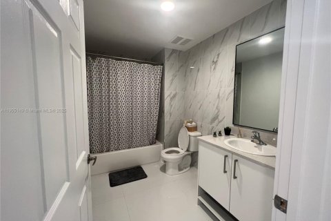 Copropriété à louer à Doral, Floride: 2 chambres, 109.9 m2 № 1956619 - photo 12