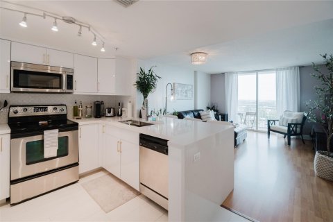 Condo in Miami, Florida, 1 bedroom  № 2048019 - photo 10