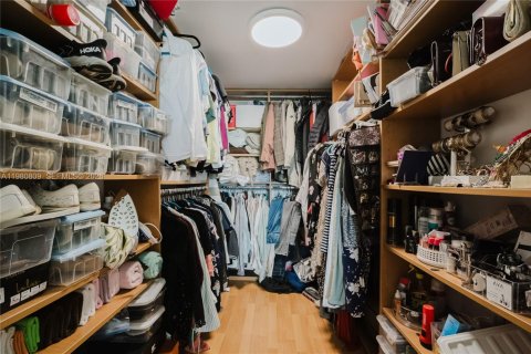 Condo in Miami, Florida, 1 bedroom  № 2048019 - photo 16