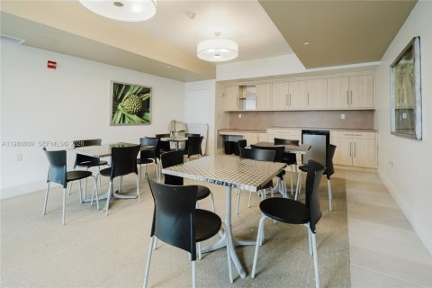 Condo in Miami, Florida, 1 bedroom  № 2048019 - photo 24