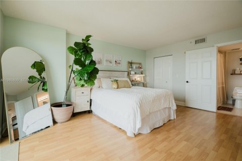 Condo in Miami, Florida, 1 bedroom  № 2048019 - photo 14