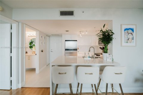 Condo in Miami, Florida, 1 bedroom  № 2048019 - photo 12