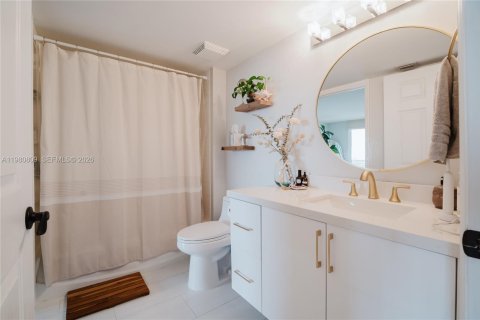 Condo in Miami, Florida, 1 bedroom  № 2048019 - photo 17