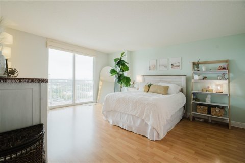 Condo in Miami, Florida, 1 bedroom  № 2048019 - photo 13