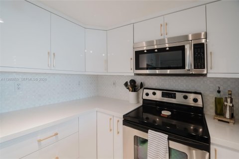 Condo in Miami, Florida, 1 bedroom  № 2048019 - photo 9