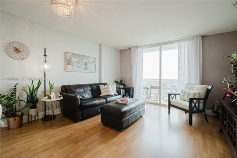 Condo in Miami, Florida, 1 bedroom  № 2048019 - photo 4