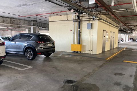 Condo in Miami, Florida, 1 bedroom  № 2048019 - photo 27