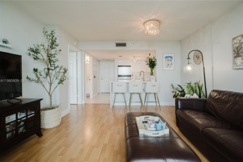 Condo in Miami, Florida, 1 bedroom  № 2048019 - photo 6