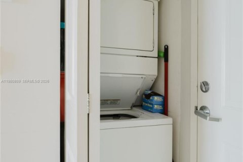 Condo in Miami, Florida, 1 bedroom  № 2048019 - photo 19