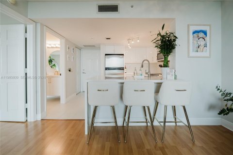 Condo in Miami, Florida, 1 bedroom  № 2048019 - photo 11