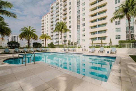 Condo in Miami, Florida, 1 bedroom  № 2048019 - photo 26