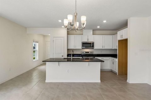 Townhouse in Lake Wales, Florida 3 bedrooms, 156.54 sq.m. № 2379429 - photo 2