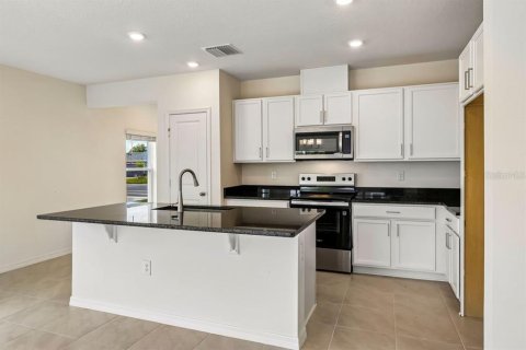 Townhouse in Lake Wales, Florida 3 bedrooms, 156.54 sq.m. № 2379429 - photo 3