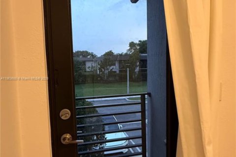 Townhouse in Miami, Florida 3 bedrooms, 130.34 sq.m. № 1891371 - photo 28