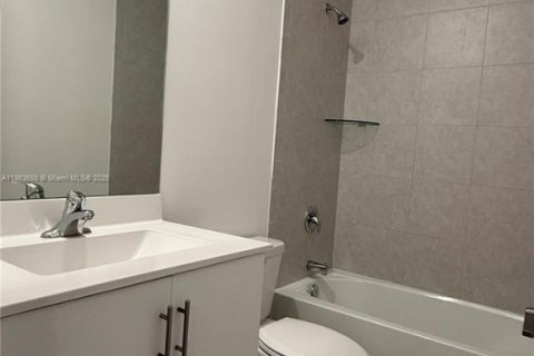 Townhouse in Miami, Florida 3 bedrooms, 130.34 sq.m. № 1891371 - photo 30