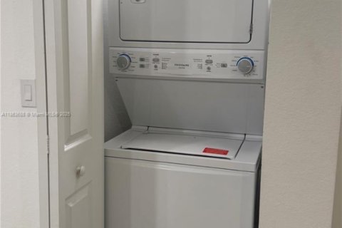 Townhouse in Miami, Florida 3 bedrooms, 130.34 sq.m. № 1891371 - photo 15