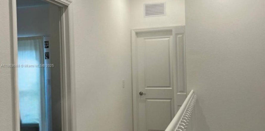 Townhouse in Miami, Florida 3 bedrooms, 130.34 sq.m. № 1891371