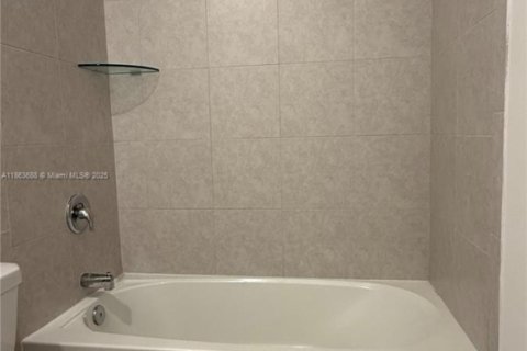 Townhouse in Miami, Florida 3 bedrooms, 130.34 sq.m. № 1891371 - photo 29