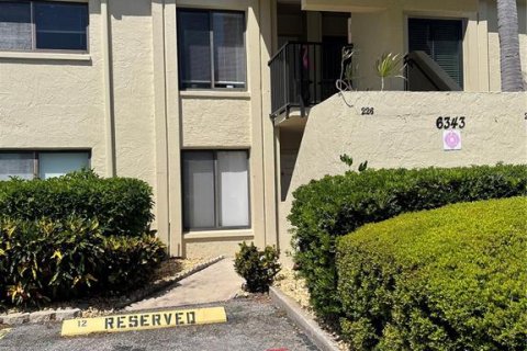 Condo in Saint Petersburg, Florida, 2 bedrooms № 2132708 - photo 10