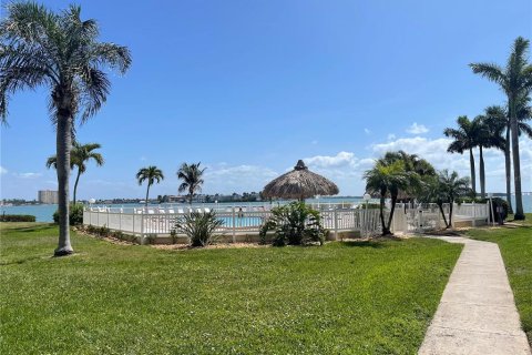 Condo in Saint Petersburg, Florida, 2 bedrooms  № 2132708 - photo 8