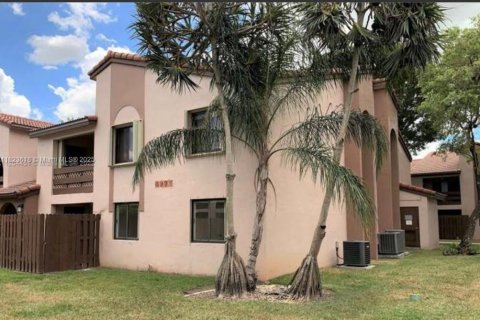 Condo in Miami, Florida, 3 bedrooms  № 1799288 - photo 1