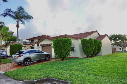 Adosado en venta en Hialeah, Florida, 3 dormitorios, 149.76 m2 № 1954956 - foto 4
