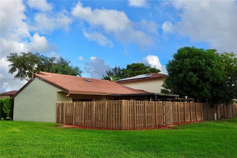 Adosado en venta en Hialeah, Florida, 3 dormitorios, 149.76 m2 № 1954956 - foto 5