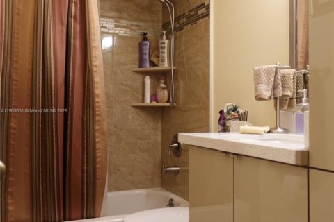 Adosado en venta en Hialeah, Florida, 3 dormitorios, 149.76 m2 № 1954956 - foto 27