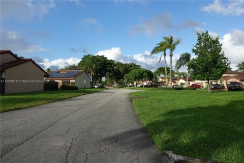 Adosado en venta en Hialeah, Florida, 3 dormitorios, 149.76 m2 № 1954956 - foto 9