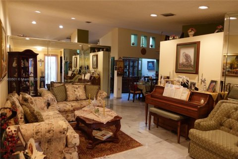 Adosado en venta en Hialeah, Florida, 3 dormitorios, 149.76 m2 № 1954956 - foto 14