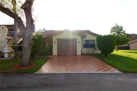 Adosado en venta en Hialeah, Florida, 3 dormitorios, 149.76 m2 № 1954956 - foto 3