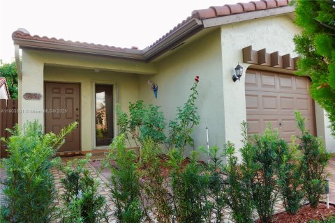Adosado en venta en Hialeah, Florida, 3 dormitorios, 149.76 m2 № 1954956 - foto 12